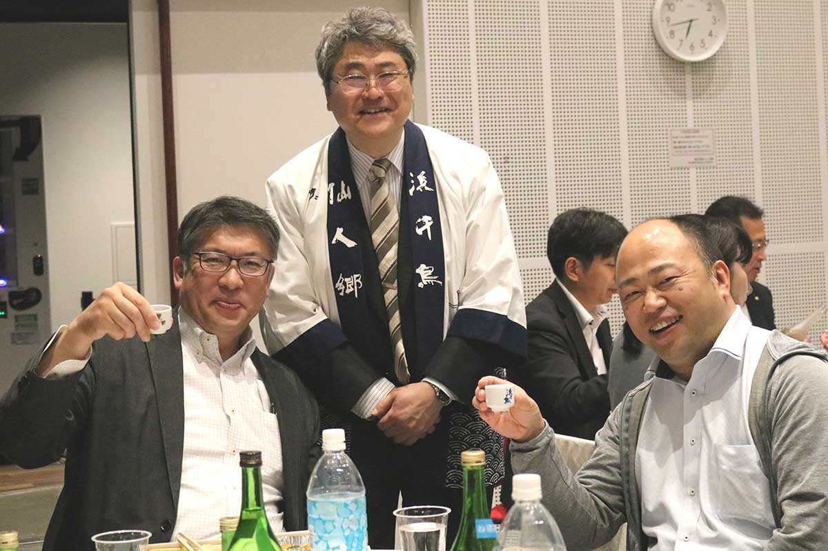 浜千鳥の新里進社長（中）と「はい、ポーズ！」