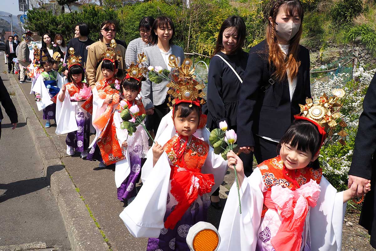 華やかな装束をまとい保護者らと練り歩く正福寺幼稚園の園児