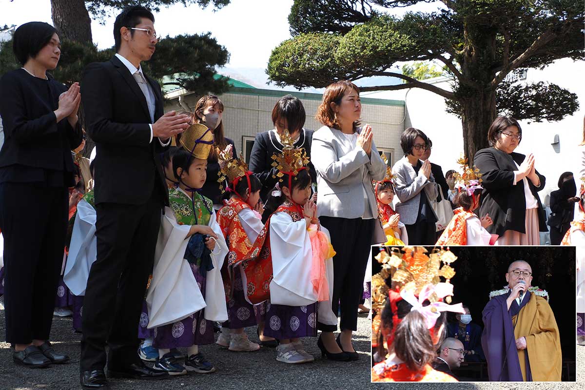 須藤寛人住職（右下の写真）の話に耳を傾ける園児ら