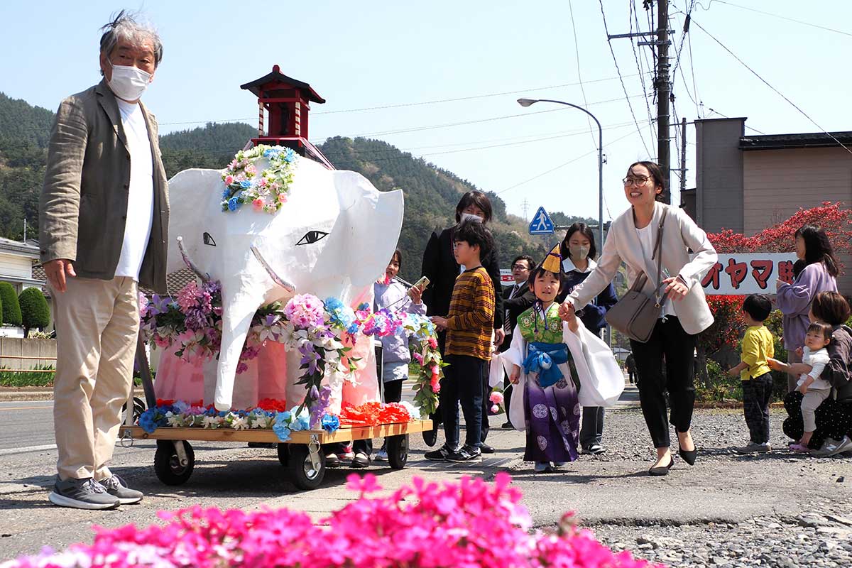 白象の山車。釈迦の母親が白い象の夢を見た後に釈迦が生まれたとの伝説に由来する