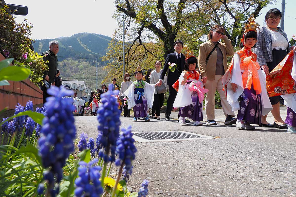 道端に咲く春の花と一緒に釈迦の誕生日をお祝い