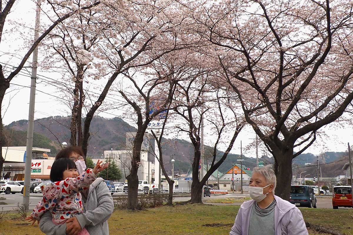 「きれいだね」。上中島町の公園でくつろぐ宍戸さん家族