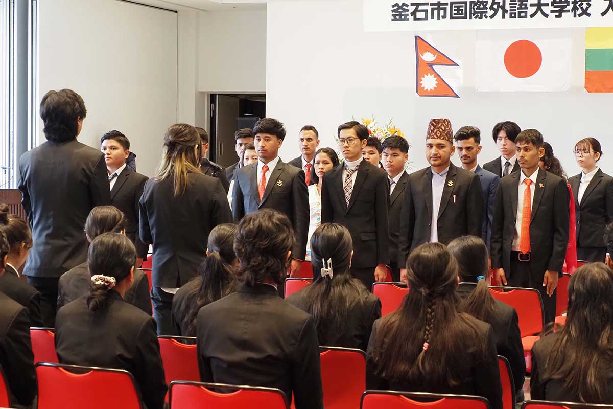 釜石市国際大学校の入学式で在校生の歓迎を受ける新入生