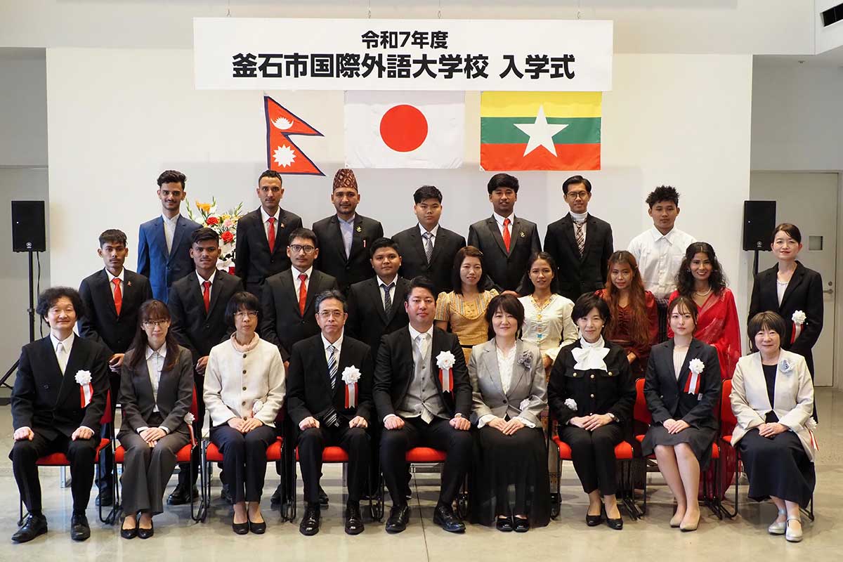 ビシッと！日本語学科の新入生と学校関係者らも記念撮影