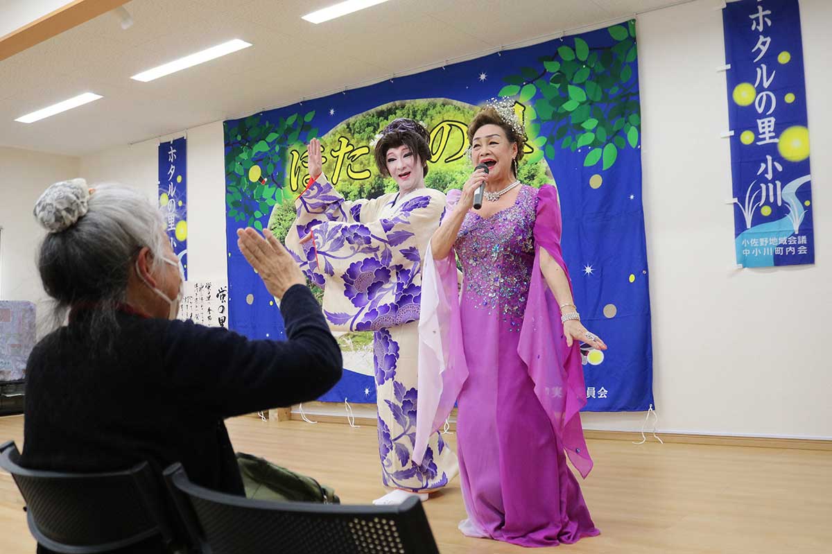 集会所落成記念の会を盛り上げた尾崎都さん（右）と尚玉泉さん（中）