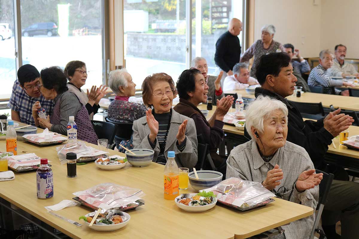 上小川、中小川地区の住民が手拍子をしながらステージを楽しんだ
