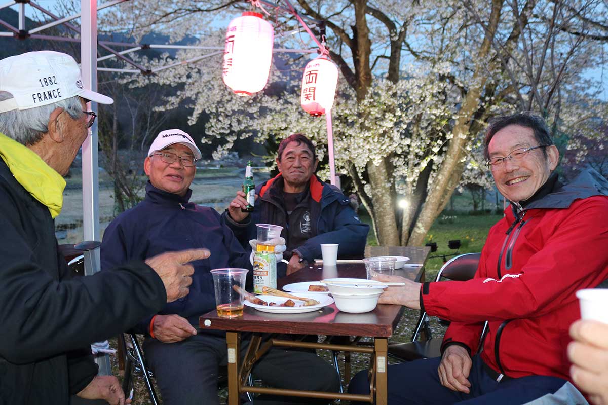 アルコールも入って気分上々。会話も弾む花見会