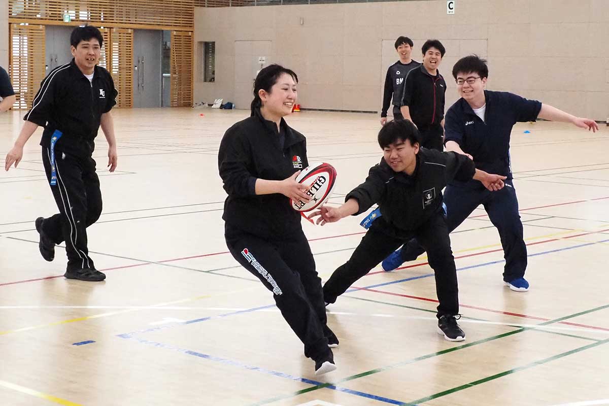 研修でタグラグビーを体験する釜石市の新採用職員ら＝市民体育館