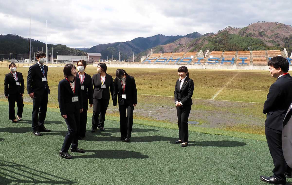 釜石鵜住居スタジアムを見学する新人職員たち