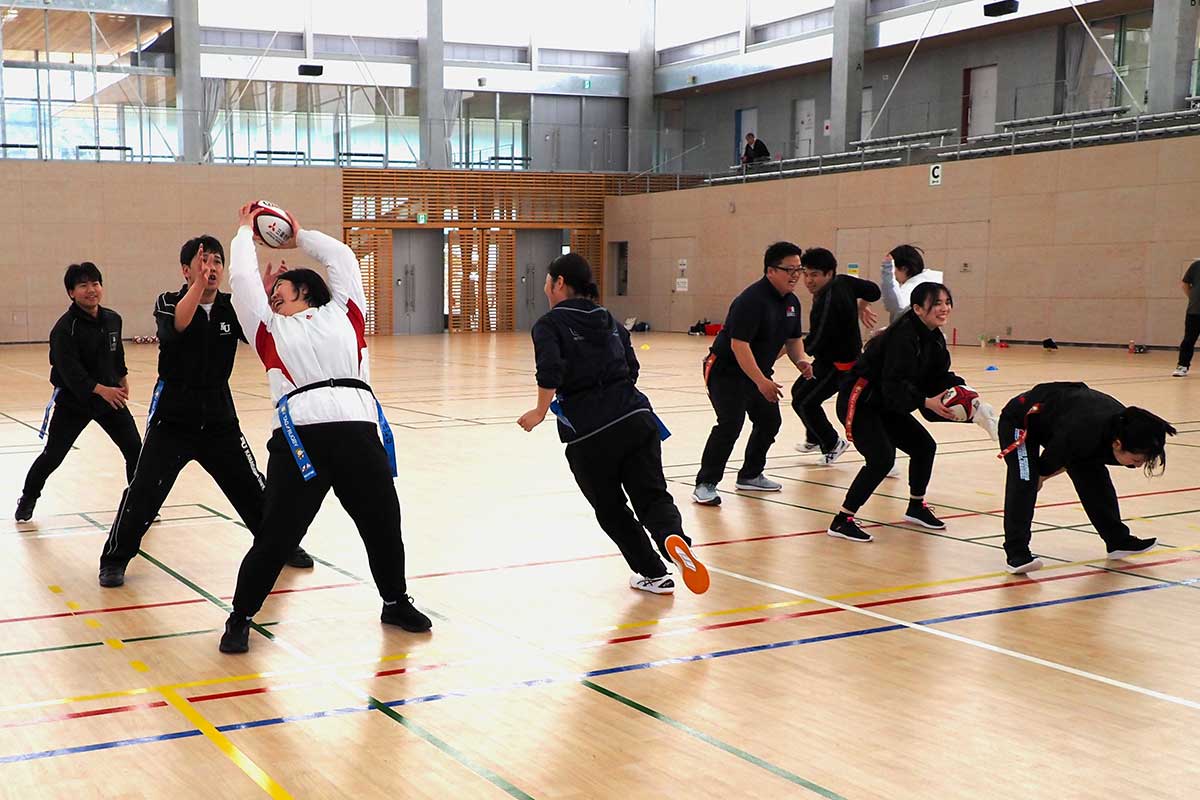 体育館でラグビー体験。パスをつなぎ、トライまでの速さを競った