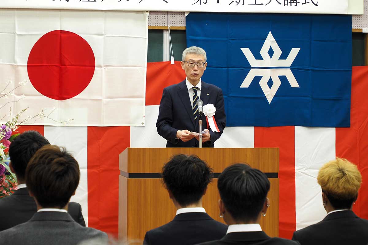 入講した10人を激励する県農林水産部の佐藤法之部長