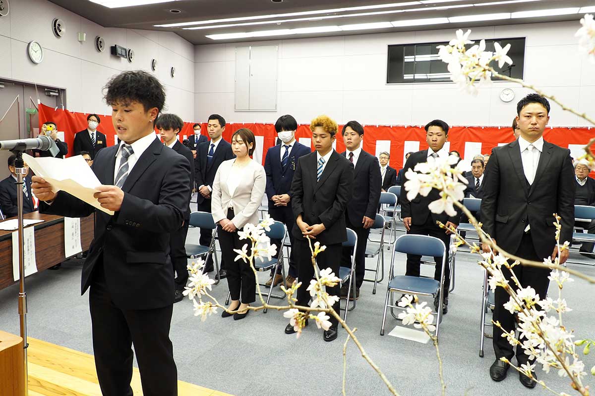 研修に臨む決意を伝える久保翼さん（手前）