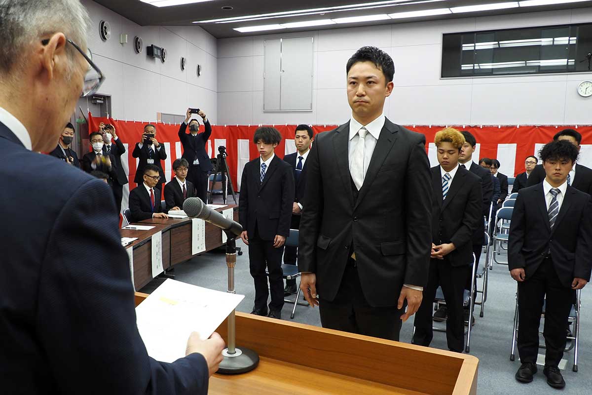 佐々木優貴さんは身を引き締め、研修許可証を受け取った