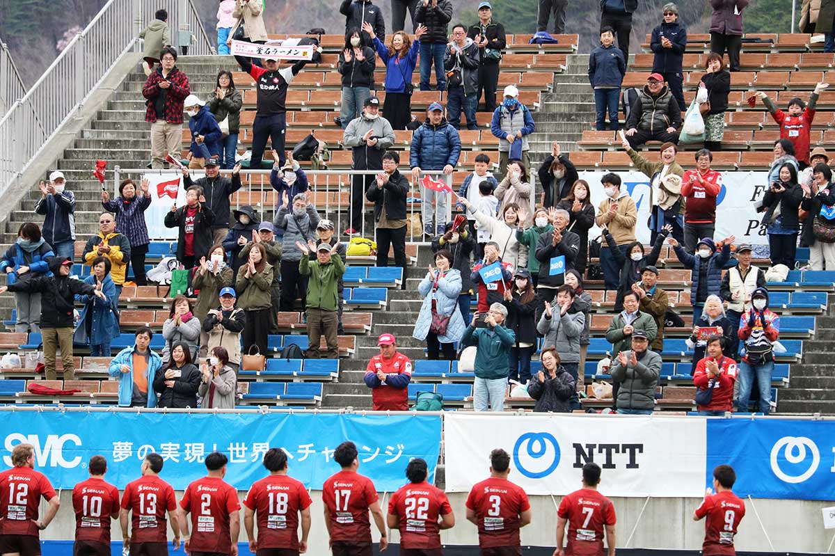 試合後、選手は応援への感謝を伝えにバックスタンド席へ…。観客が拍手で迎える