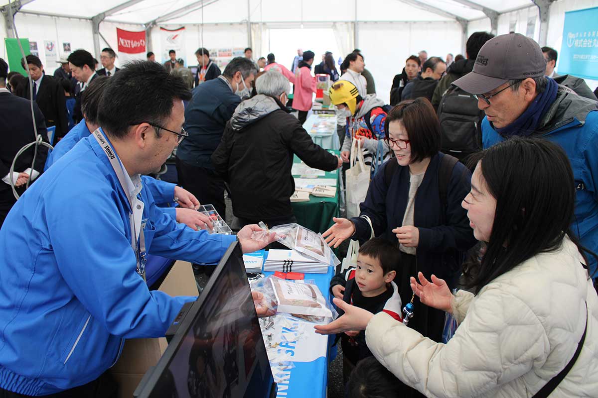サプライヤーパークに入る企業も出展。記念品なども配り来場者と交流した