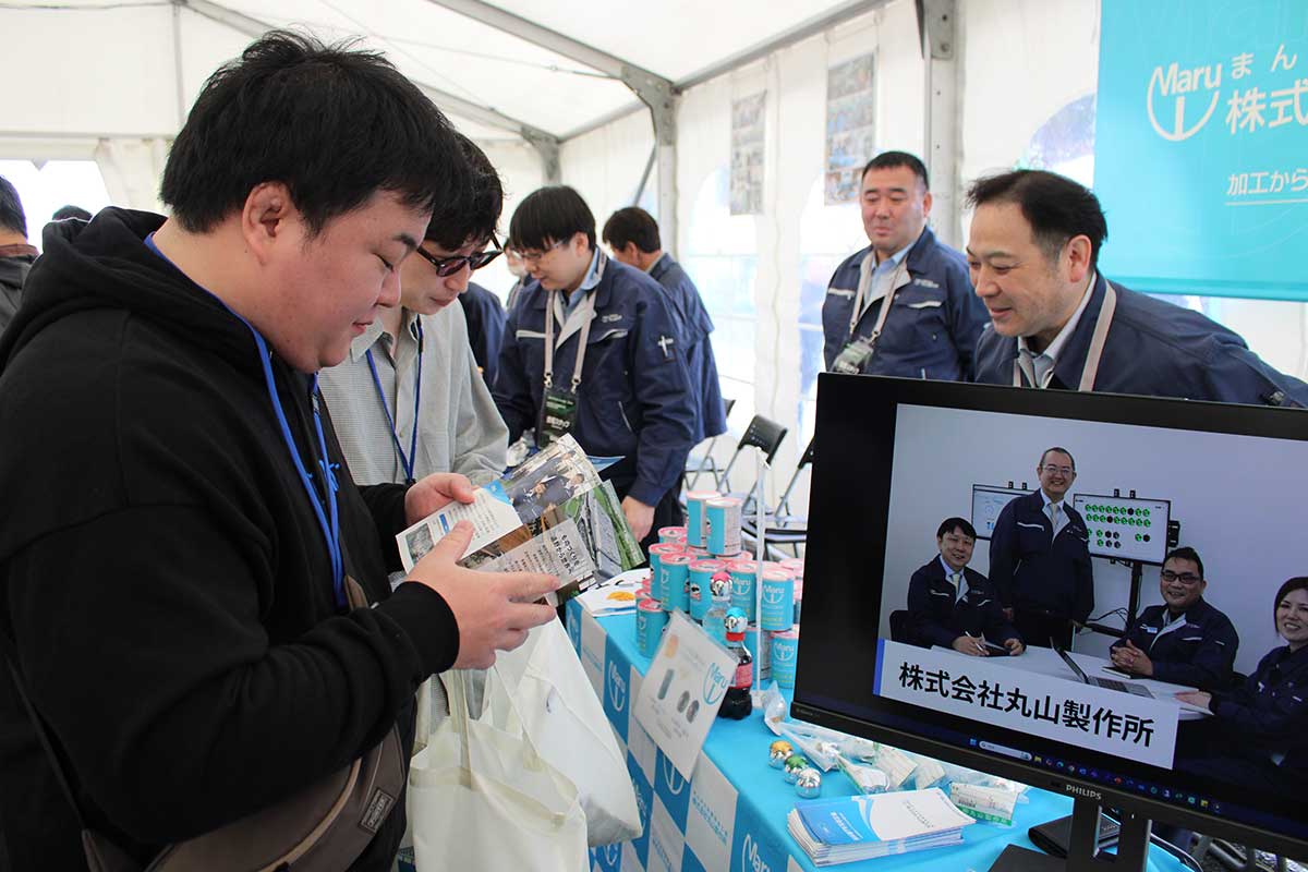 各社の担当者が事業内容などを説明。来場者はものづくりの技術や製品に興味津々