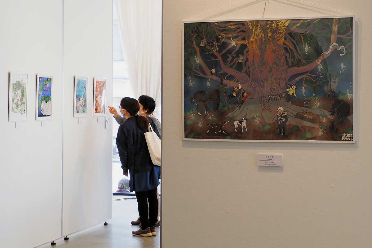 大小さまざまな作品が並ぶデジタルイラスト展「feel」