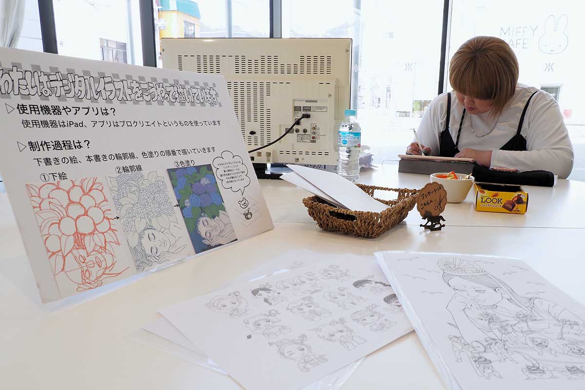 制作過程を知らせるパネルやオリジナルの塗り絵も用意