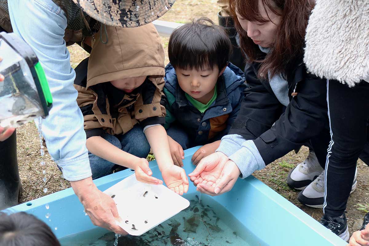 身近な生き物との触れ合いは今や貴重な体験。親子の思い出づくりにも