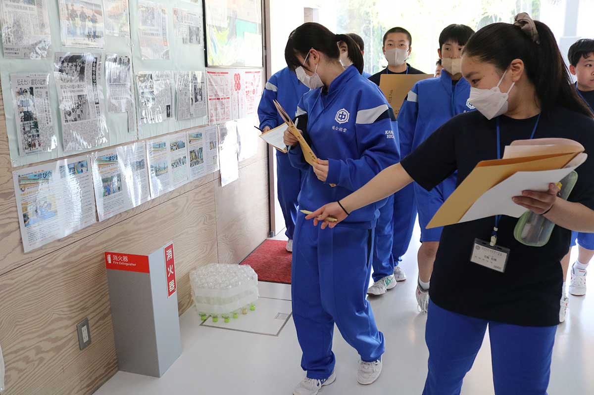 校舎内を歩き、消火器などがある場所を確認。いざという時、速やかに使えるように…