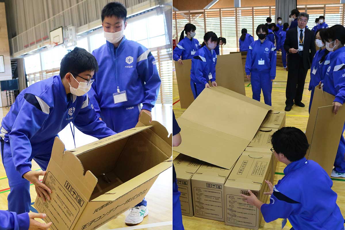災害時に避難所となる体育館で段ボールベッドの組み立てを体験