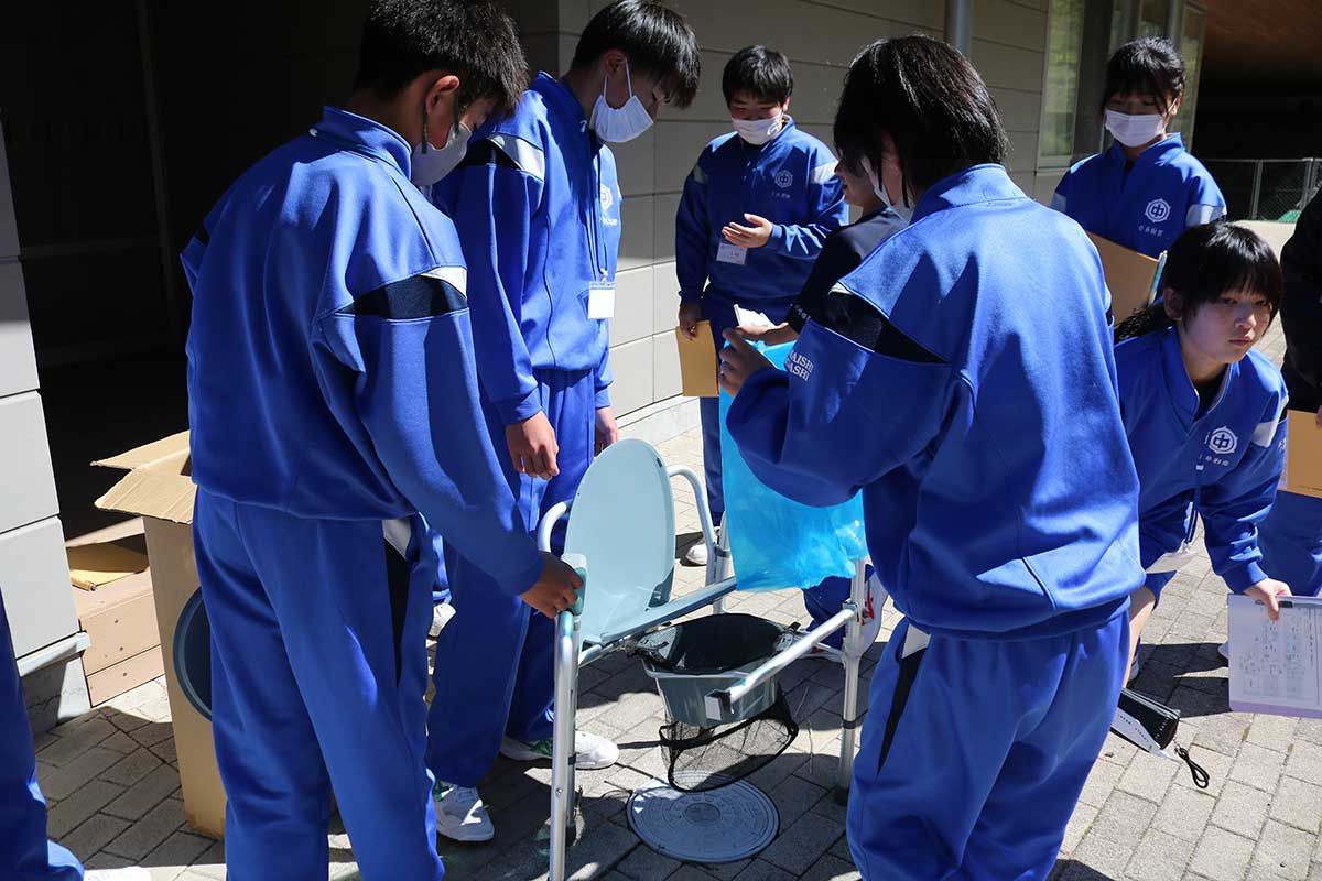 簡易トイレの設置の仕方を学ぶ。座り心地も試した
