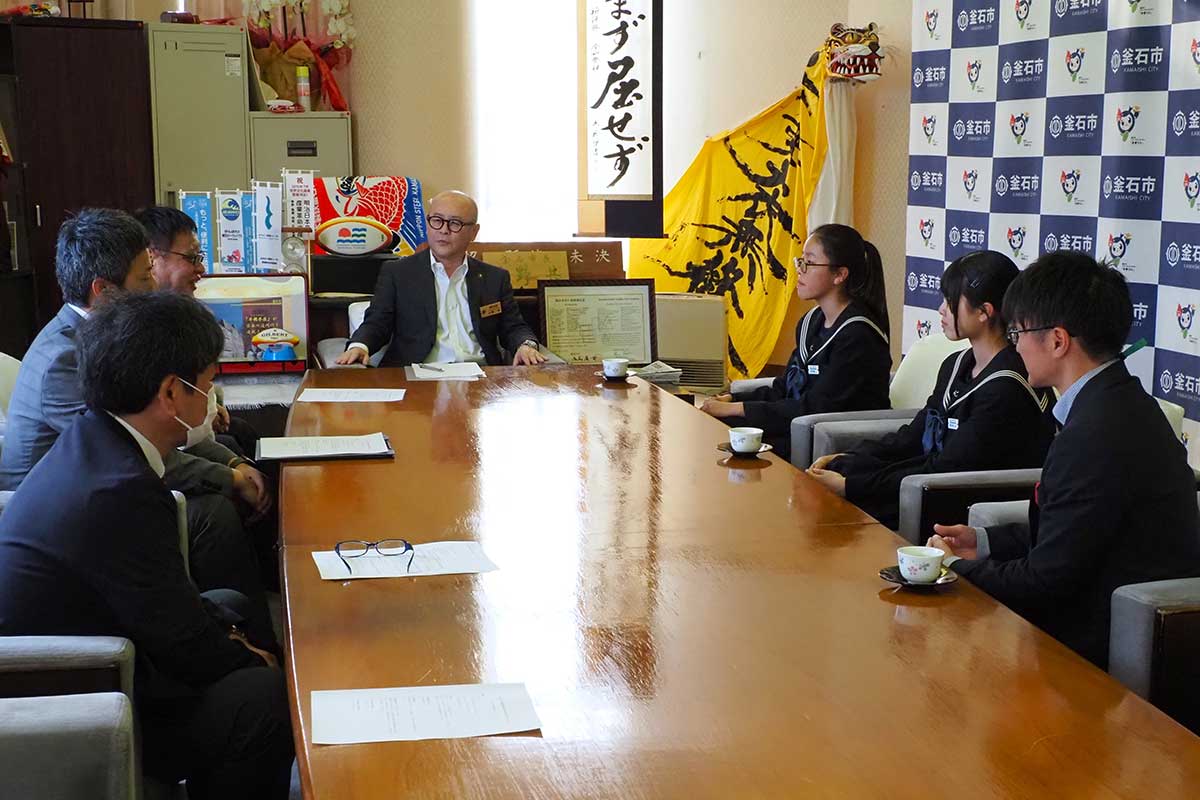 小野市長らと懇談。募金活動の経緯や込めた思いを伝えた