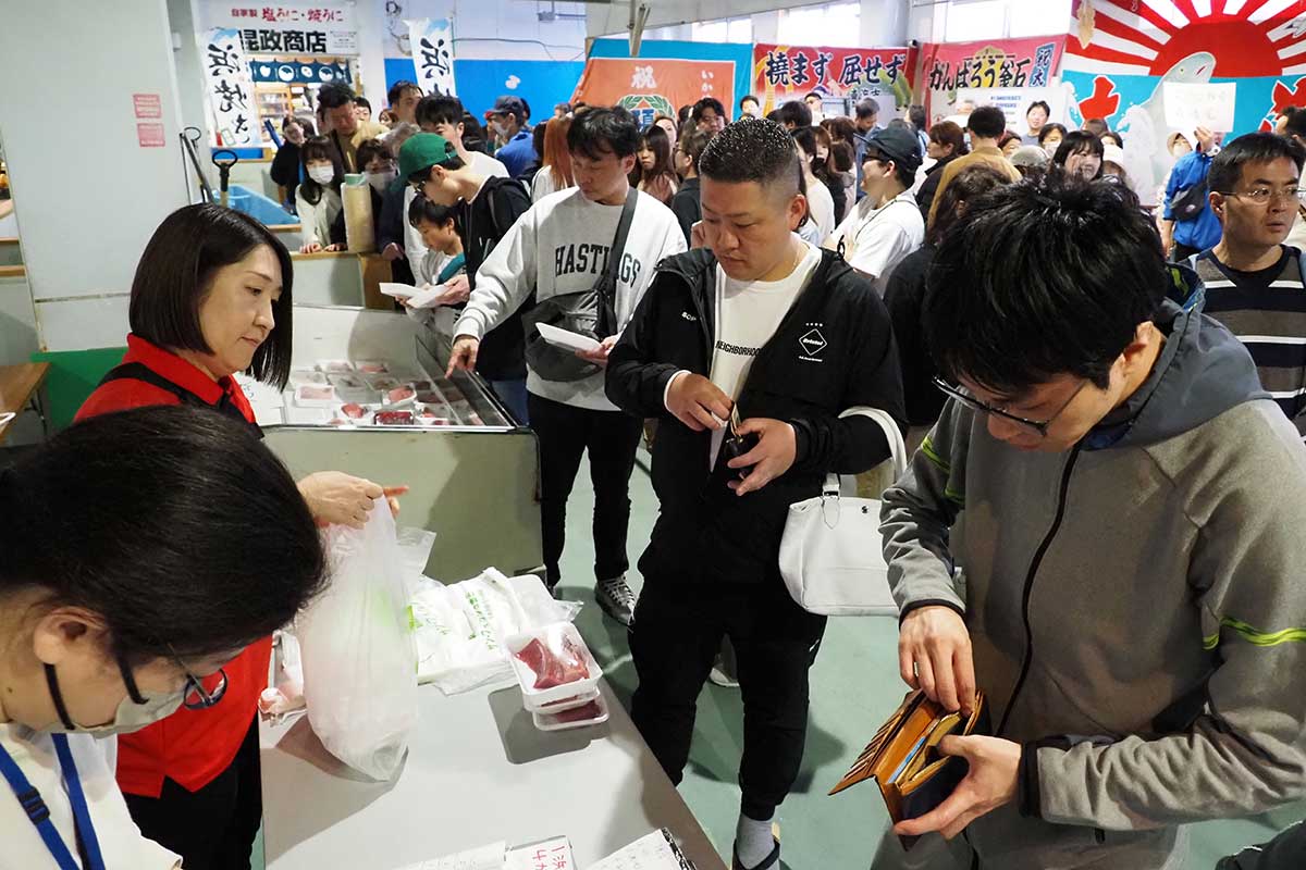 解体後、マグロを買い求める人たちで長い列ができた