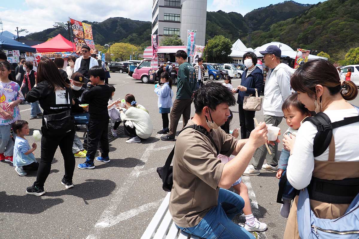 春の陽気と食を楽しむ家族連れでにぎわった