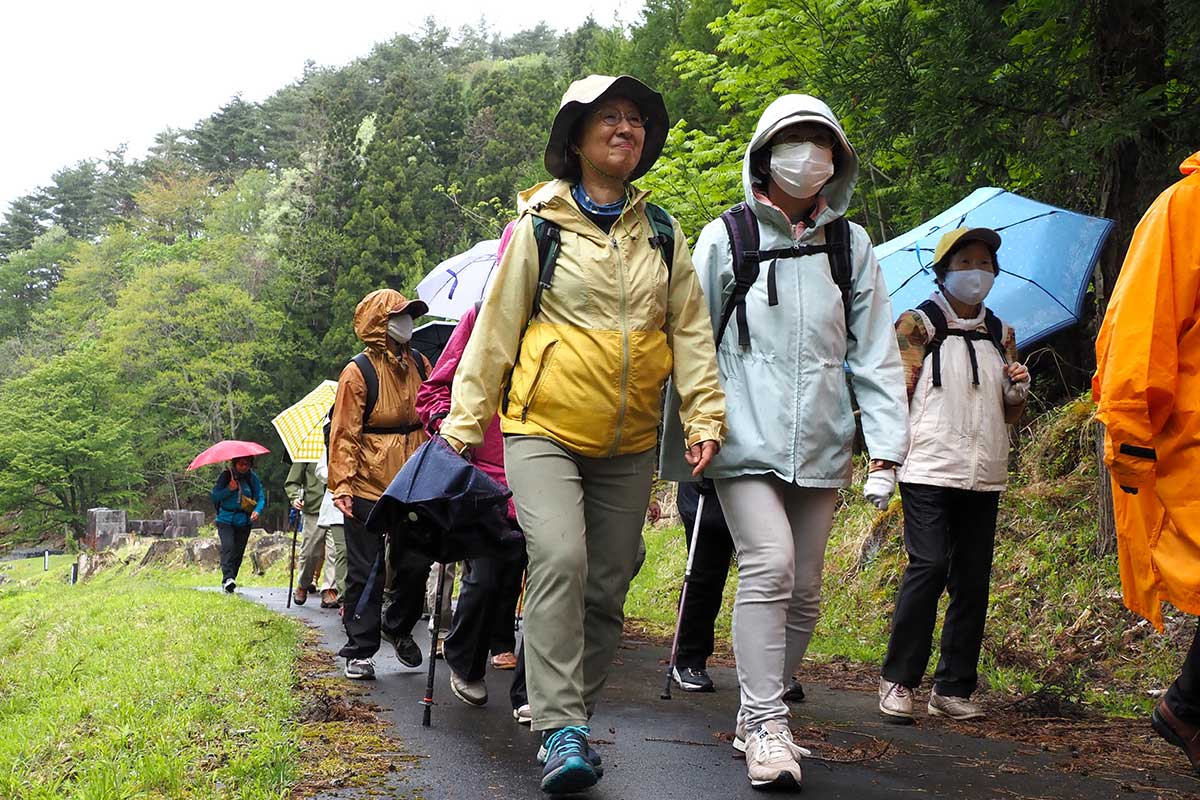 雨にも負けず、参加者はぐんぐんと力強く歩いた