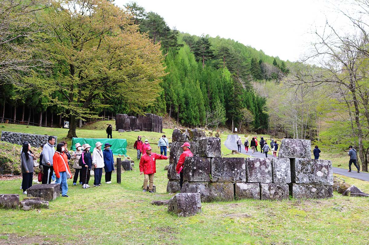 明治日本の産業革命遺産（8県11市23資産）の構成資産の一つ「橋野鉄鉱山」。見学エリアには3基の高炉の石組みなどが残る