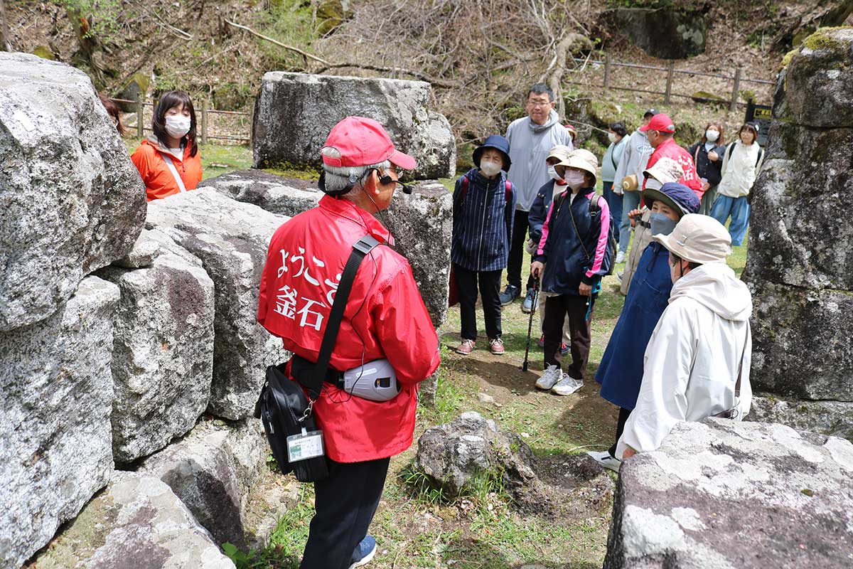 釜石観光ガイド会会員が当時の鉄づくりや操業規模などを説明。参加者は同所の歴史的意義も学んだ