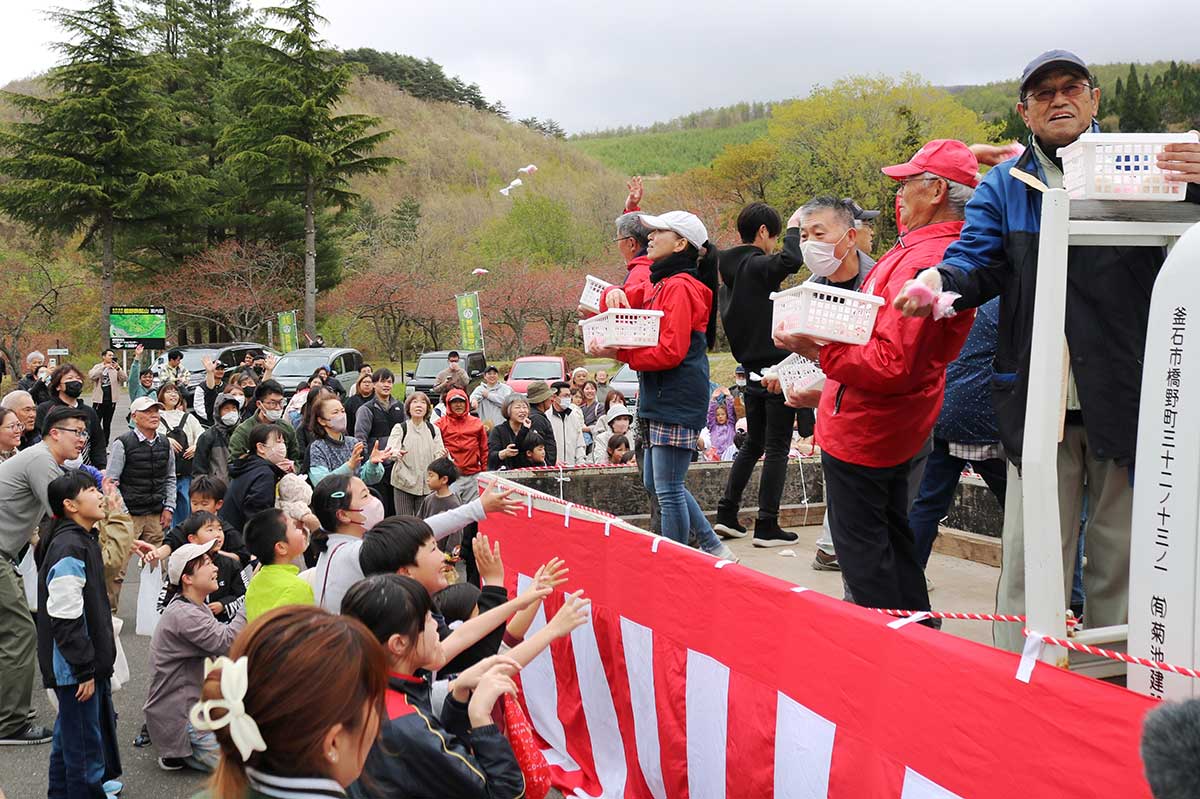 大勢の人たちが楽しんだ餅まき。同まつりで長年続くおもてなし