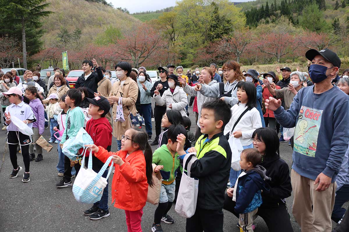子どもたちも手提げ袋を手に「こっちにも～」。たくさんの笑顔が広がった