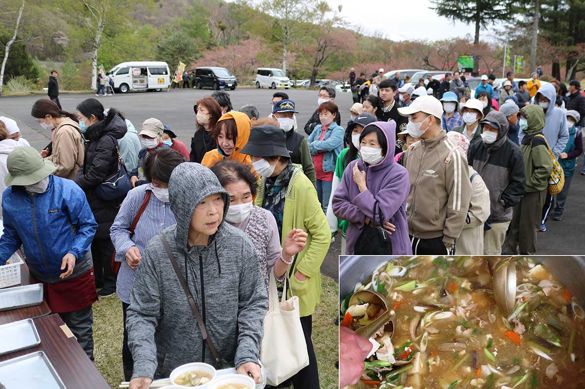 具だくさんの豚汁（右下）を求めて順番待ちの列に並ぶ来場者