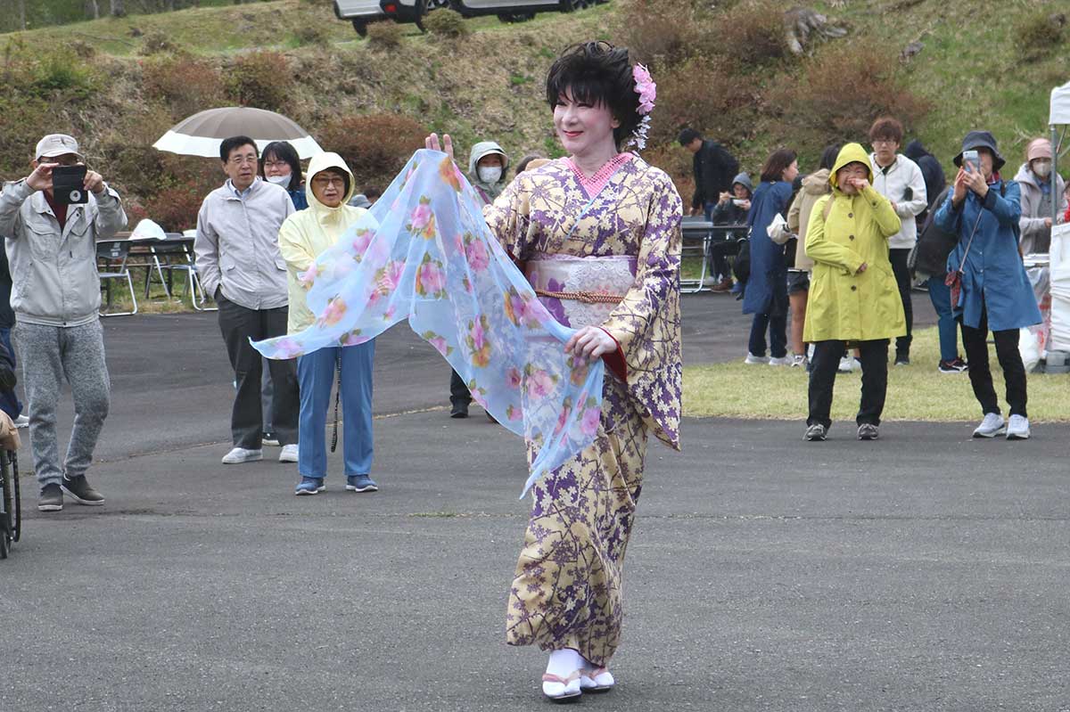 昨年からまつりを華やかに盛り上げる尚玉泉さん。スマホカメラを向けて楽しむ人も