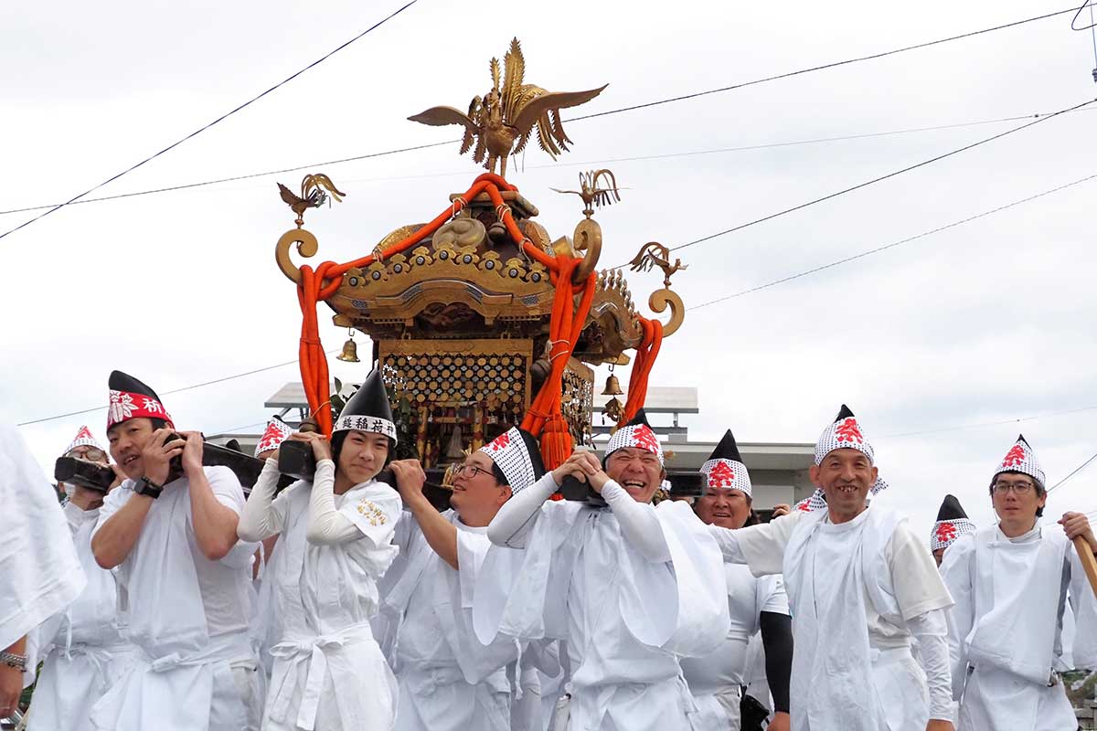 館山神社例大祭の神輿渡御で笑顔を見せる担ぎ手たち