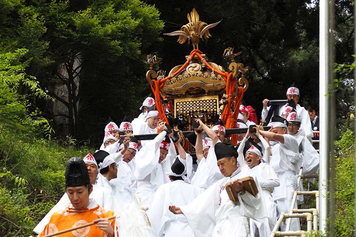 階段は約100段。高台の神社から下りてくる神輿