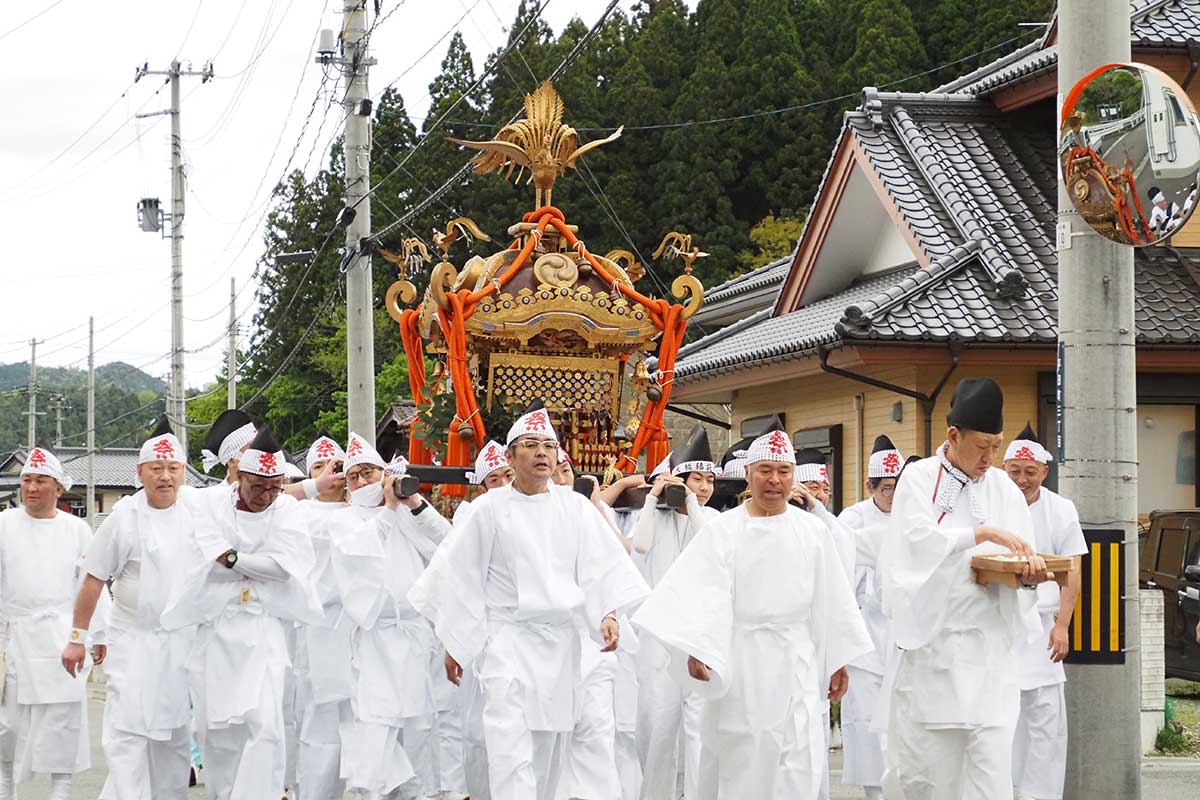 新しいまちを進む神輿。「復興が終わったら」を実現した