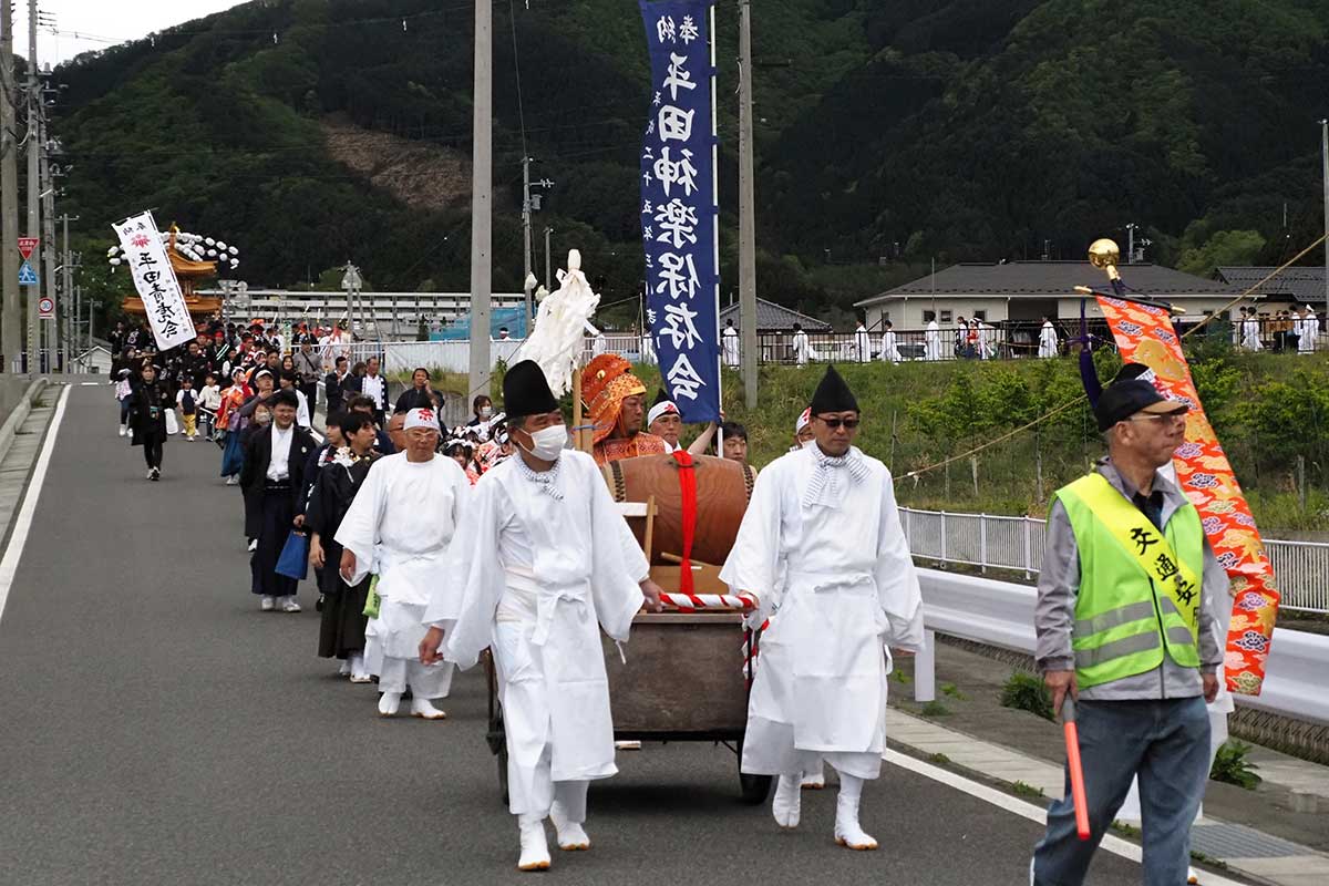 地域の芸能団体も加わった神輿行列が練り歩く