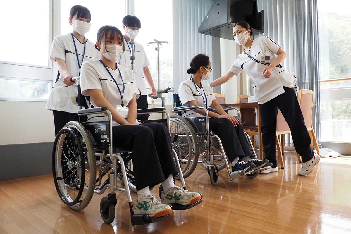 点滴スタンドを持ちながら車椅子の移動にチャレンジ