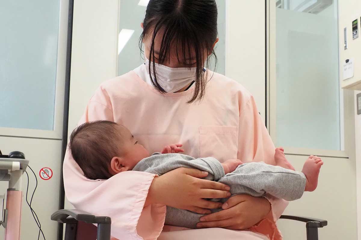 緊張！新生児を両腕でしっかり抱っこ…「かわいい」
