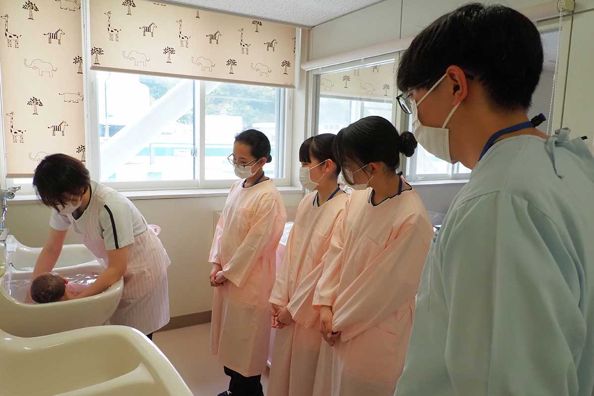 沐浴（もくよく）も見学して助産師の仕事に触れた