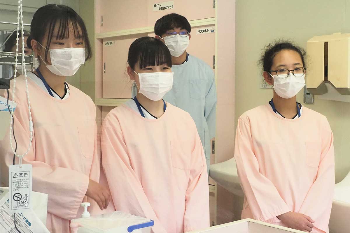 体験を通して医療現場、看護の仕事に関心を深めた中高生