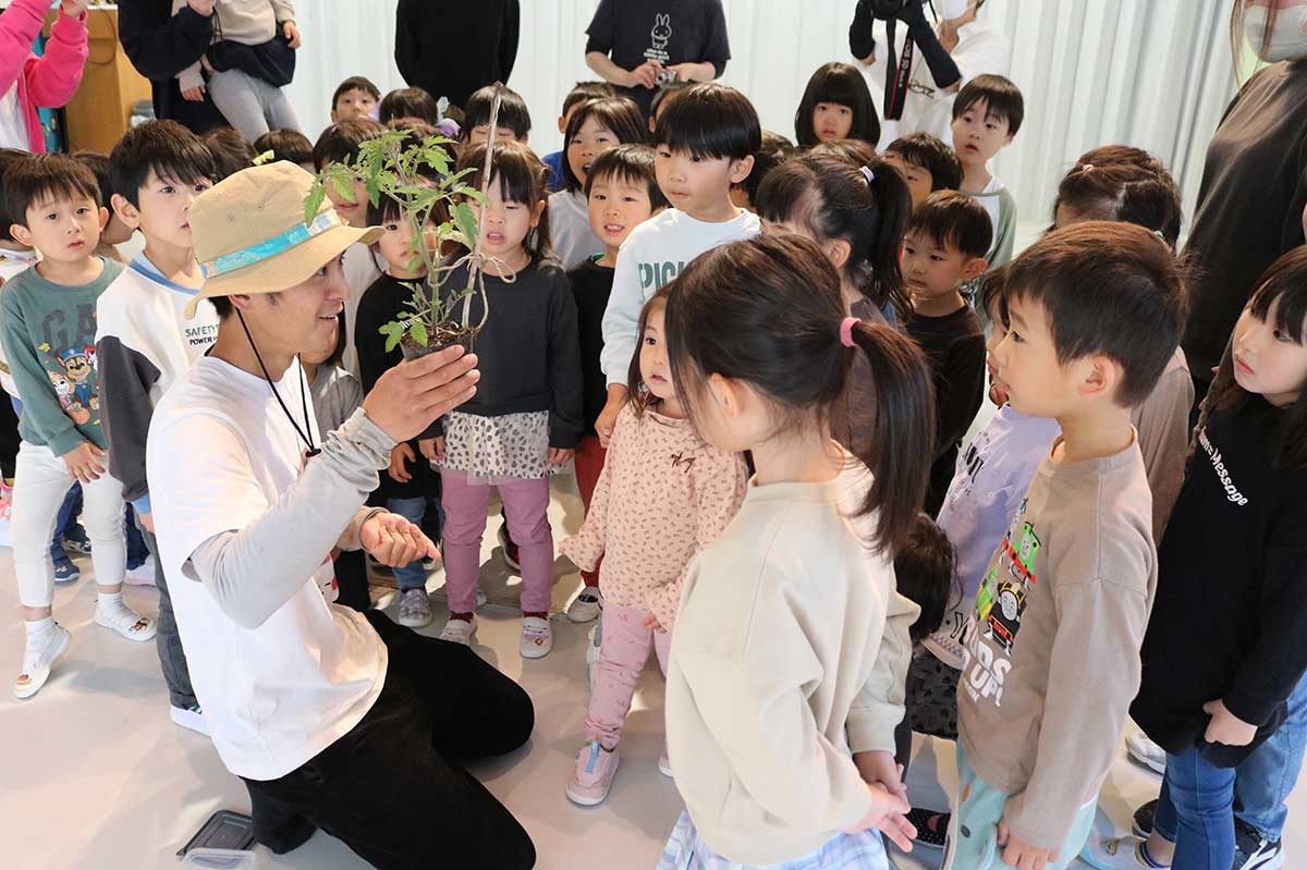 作業の前に講師の三科宏輔さんがトマトの成長過程を説明