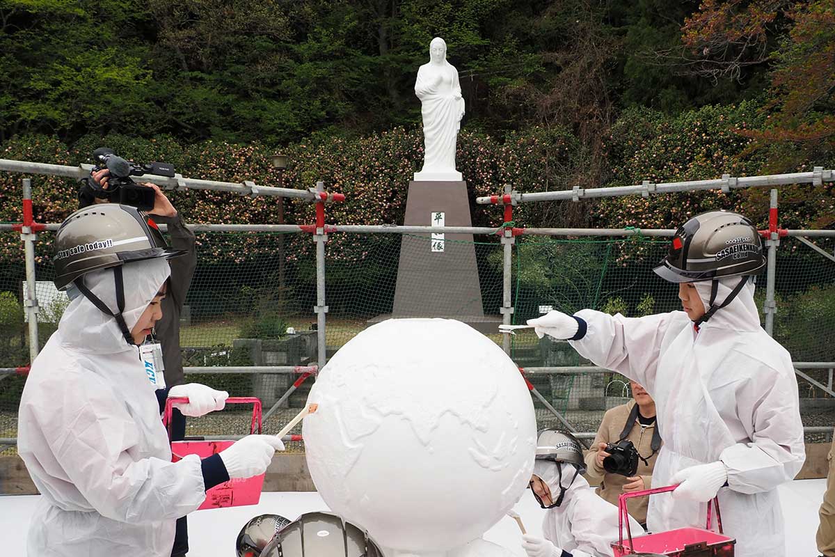 子どもたちが参加して行われた像の塗り直し作業