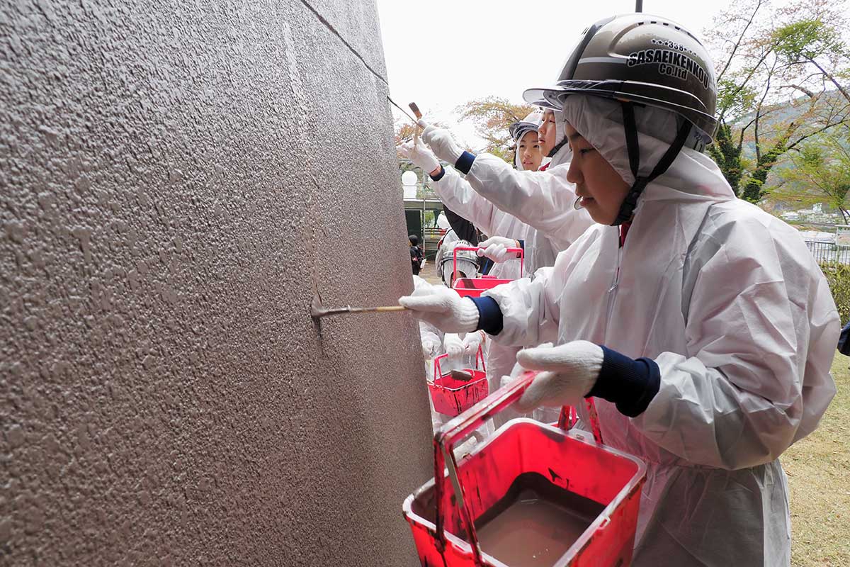 平和女神像の土台もお色直し。丁寧に塗っていった
