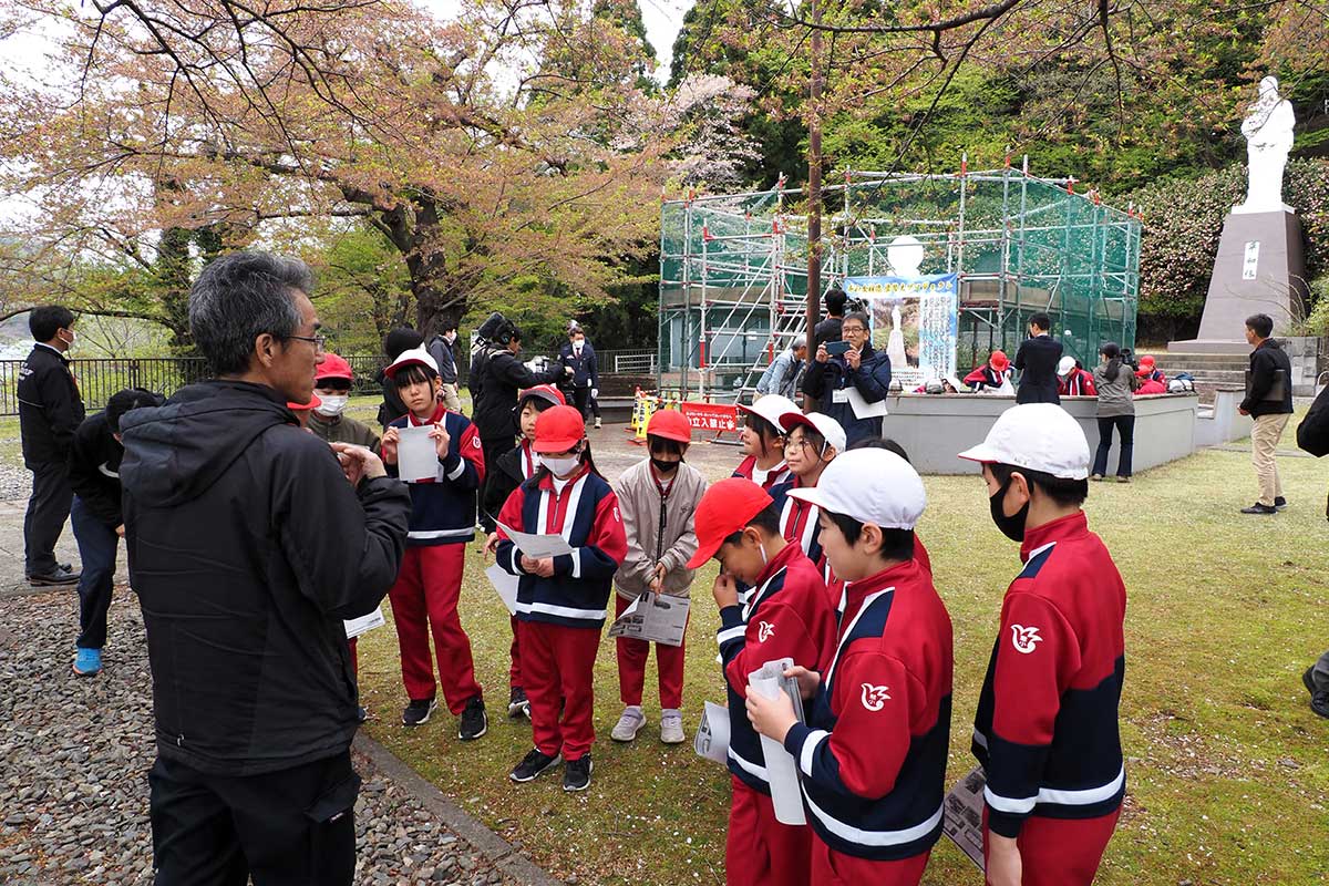 平和を願う女神像に見守られながら戦争の歴史を学んだ