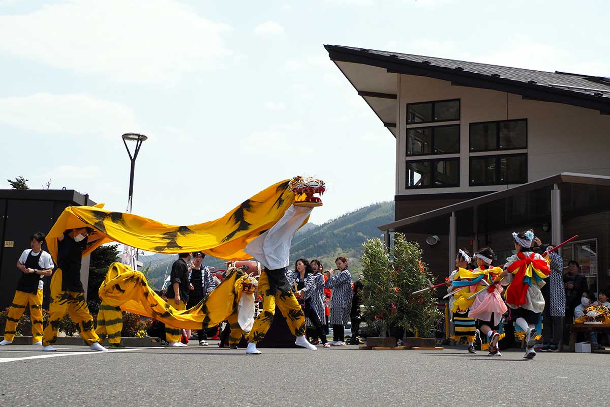 10周年を祝って威勢良く踊る松倉虎舞。創業祭を活気づけた