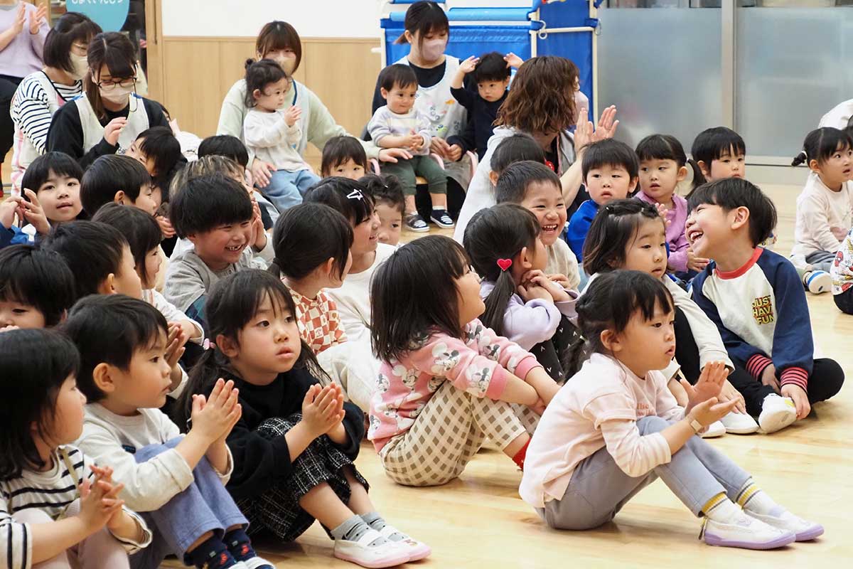 上中島こども園で開かれた音楽会を楽しむ釜石の子どもたち
